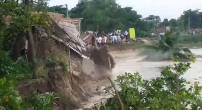 ভয়াবহ ভাঙন গঙ্গায়, সবার চোখের সামনে তলিয়ে গেল শতাধিক বাড়ি