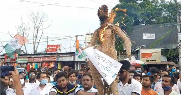 ত্রিপুরায় তৃণমূল কর্মীদের উপর হামলা, রায়গঞ্জে বিপ্লবের কুশপুতুল পুড়িয়ে বিক্ষোভ