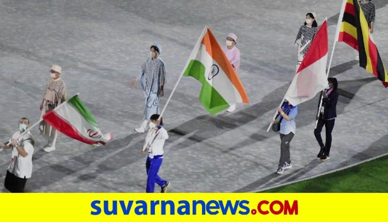 Indian flag bearer Wrestling Bronze Medallist Bajrang Punia from closing ceremony kvn