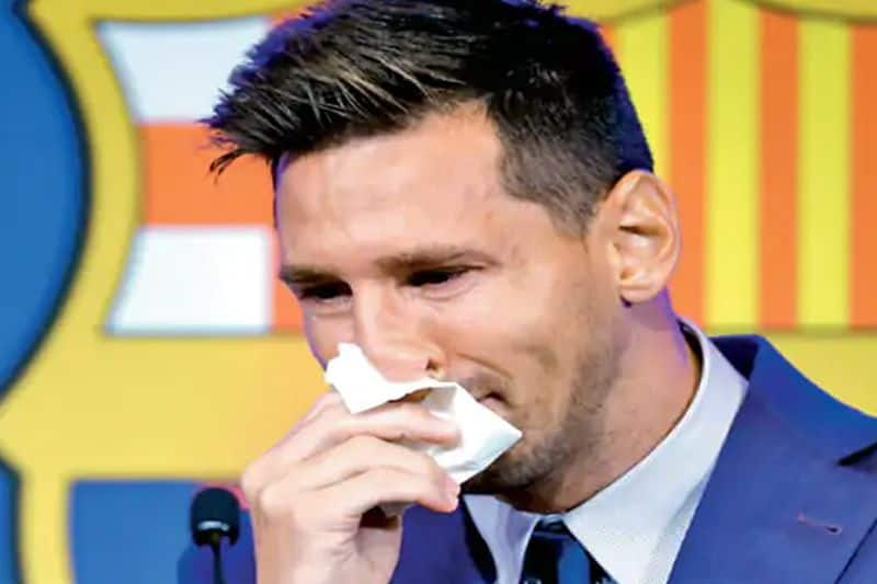 Lionel Messi Used Tissue Paper during Barcelona farewell meeting