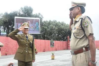 दिल को छू लेने वाली तस्वीरः वर्दी में आई अफसर बिटिया तो इंस्पेक्टर पिता ने ठोका सैल्यूट