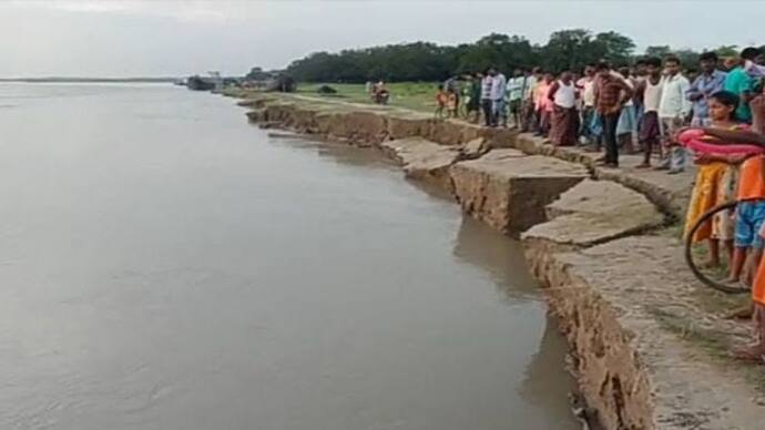 প্লাবিত গ্রাম, চোখের সামনে হুড়মুড়িয়ে ভেঙে পড়ছে বাড়ি, মৃত একাধিক গবাদি পশু