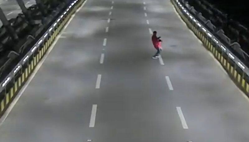 Hyderabad Man dances in the middle of the road; Cyberabad Traffic police reacts-tgy