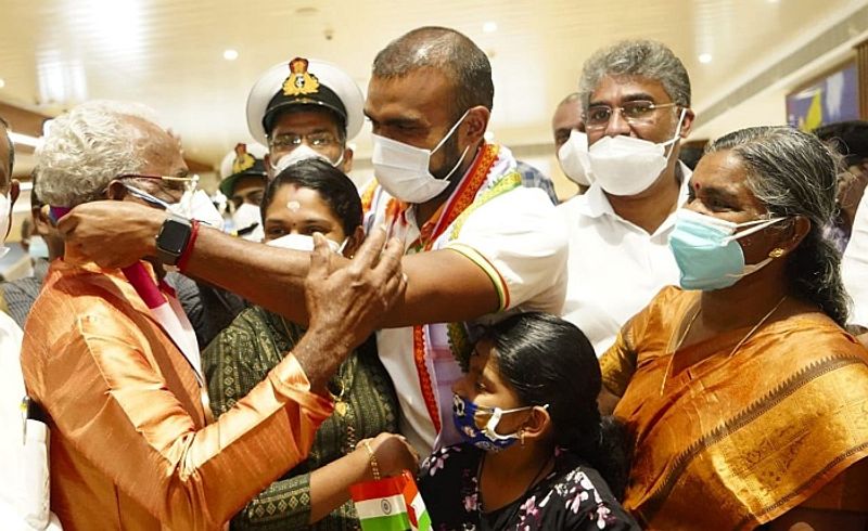 Touching moment: PR Sreejesh presents Olympic bronze medal to his father on arrival in Kochi-ayh