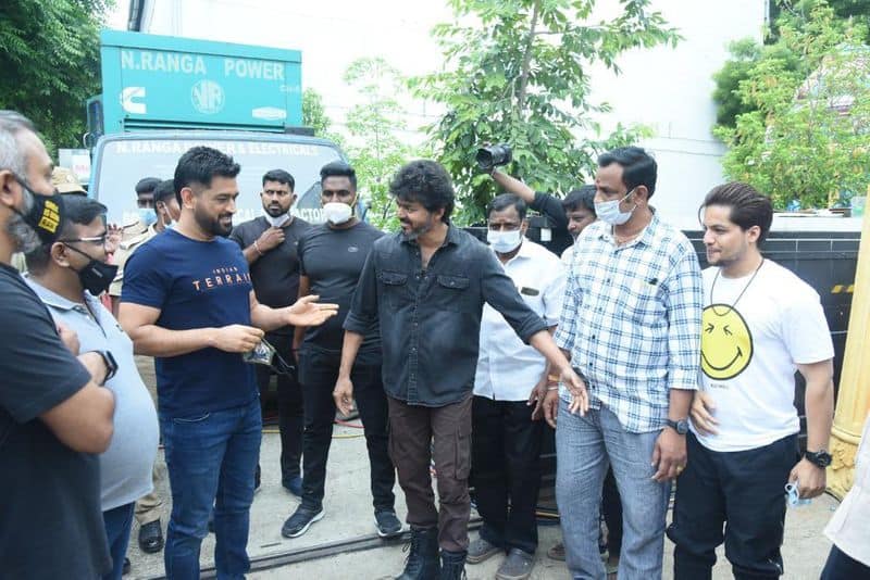 ms dhoni meets vijay at chennai location of beast