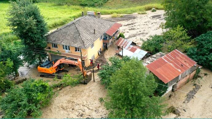 Climate change: ये क्या हो रहा है? कहीं बाढ़ में डूबे देश, तो कहीं जंगलों में धधक रही भयंकर आग