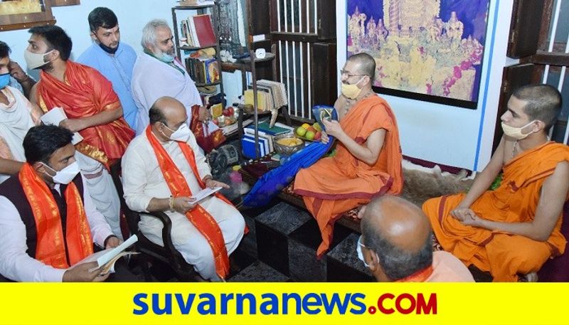 Udupi palimaru Seer Gives POURANIKA Books gift To CM bammai rbj