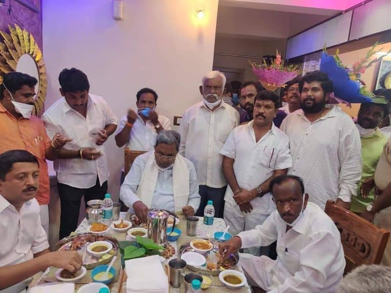 mtb nagaraj and Siddaramaiah Lunch Meeting in hoskote rbj