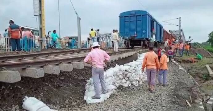 জঙ্গিপুর ও ফরাক্কার মাঝে রেললাইনে ধস, বড় দুর্ঘটনা এড়ালেন যাত্রীরা