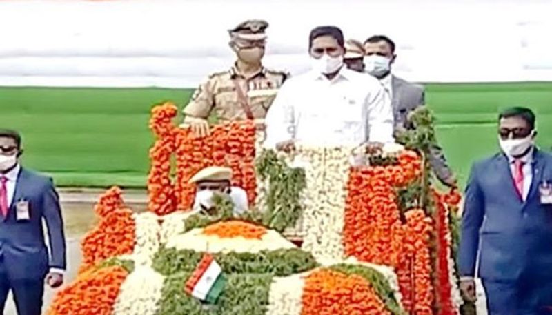 AP CM Jagan hoists national flag in Vijayawada