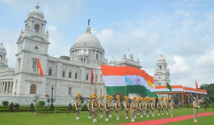 ৭৫০০ বর্গ ফুটের তেরঙ্গায় ঢাকল ভিক্টোরিয়া, পরীর চুল ছুঁয়ে উড়ল জাতীয় পতাকা