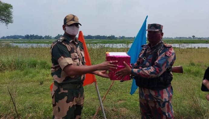 ভারতের স্বাধীনতা দিবস উৎসবে সামিল বাংলাদেশও, সীমান্তে দেখা গেল অপূর্ব বন্ধুত্বের ছবি