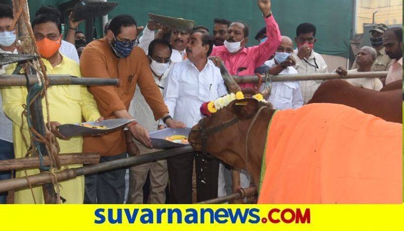 Central Minister Rajeev chandrasekhar Visits hubli siddaruda mutt snr