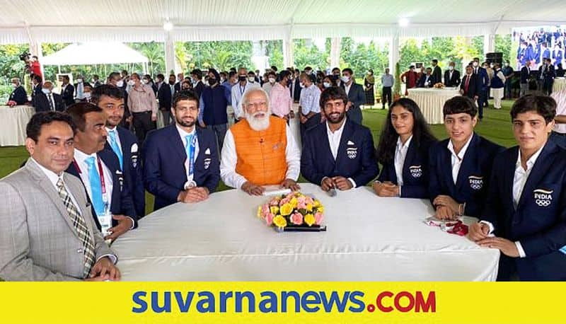 Tokyo 2020 PM Narendra Modi Meets Indian Olympics Contingent and Fulfil PV Sindhu Ice Creme Promise kvn