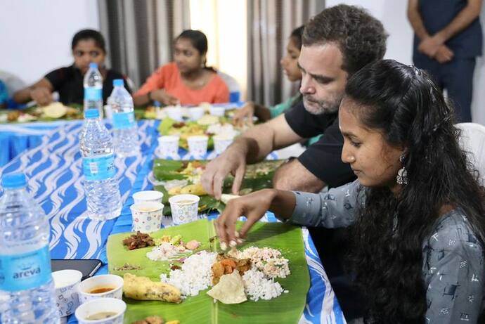 सुनिधि के लिए रुक गया राहुल गांधी का काफिला, पूछाः क्या मुझसे हाथ मिलाओगी तो यह दिया जवाब