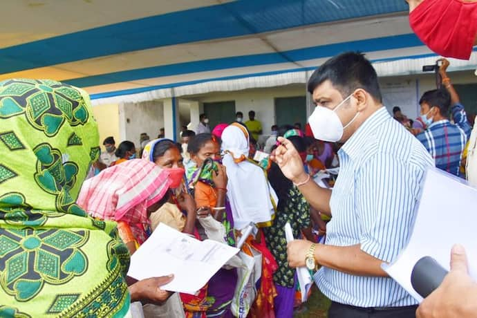 দুয়ারে সরকার শিবিরে পুরুলিয়ার জেলাশাসক, সাঁওতালি ভাষায় প্রকল্পের ব্যাখ্যা স্থানীয়দের