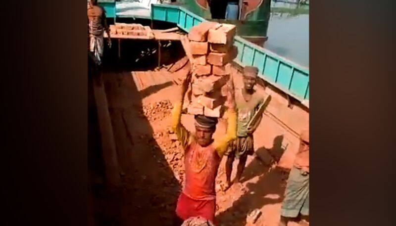 Watch Man balancing pile of bricks on head goes viral; Anand Mahindra praises his unique skills-tgy