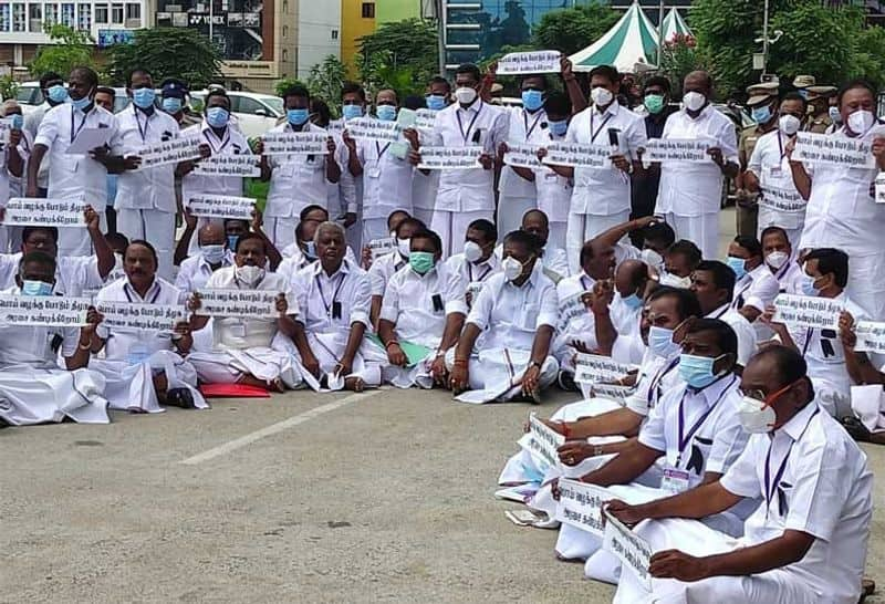 ops and other AIADMK MLAs arrested for staging protest in Chennai...here did Edappadiyar go?