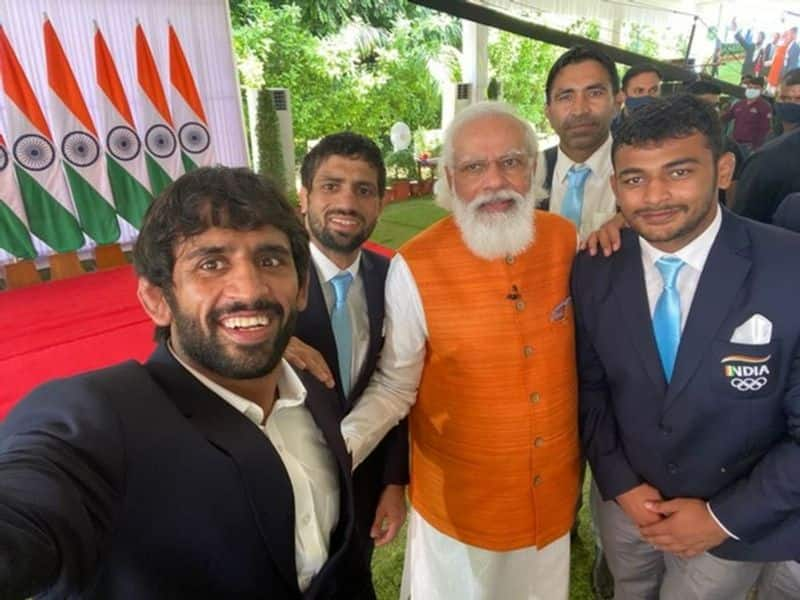 PM Modi asks Ravi kumar Dahiya why he didnt leave his opponent when he was biting