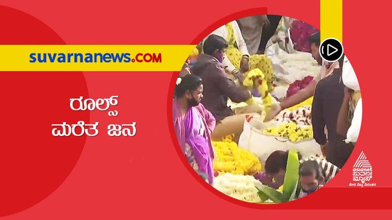 People rushed to markets to get flowers in Bengaluru ignoring Covid rules snr