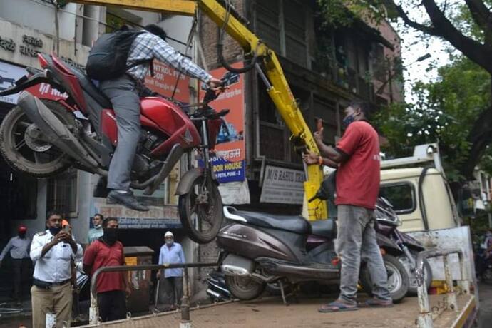 हमारे यहां की ट्रैफिक पुलिस क्या एयरफोर्स से कम है, बाइक सहित कर लेती है एयरलिफ्ट