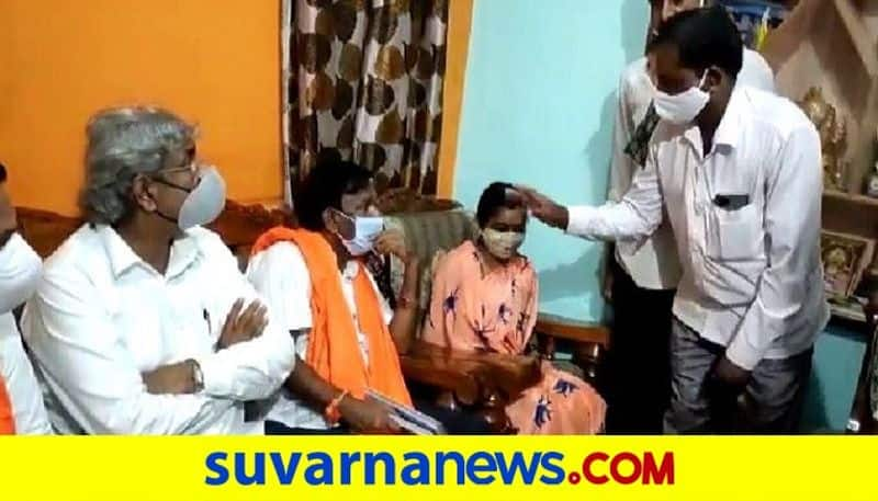 Union Minister Narayanswamy Consoles Family Members of Living Soldier at Gadag rbj