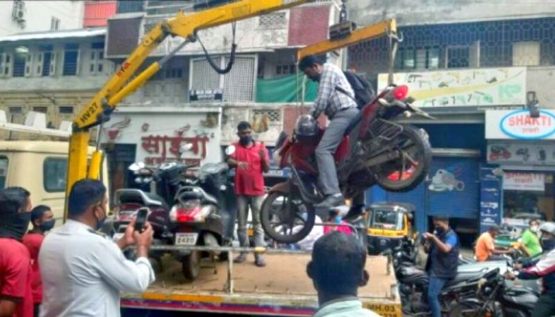 pune police towed bike with rider for keeping two wheeler in no parking zone