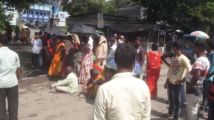 ভোররাত থেকে লাইনে দাঁড়িয়েও মিলছে না টিকা, ক্ষোভে জাতীয় সড়ক অবরোধ স্থানীয়দের