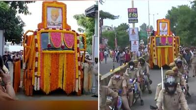 कल्याण सिंह के अंतिम दर्शन करने उमड़ी भीड़, सड़क किनारे हाथ जोड़कर खड़े रहे लोग