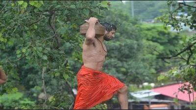 ओलंपिक पहलवान का बाहुबली अंदाज वायरल, कांधे पर यूं रखा जल और ले जाकर किया शिव को अभिषेक-PHOTOS