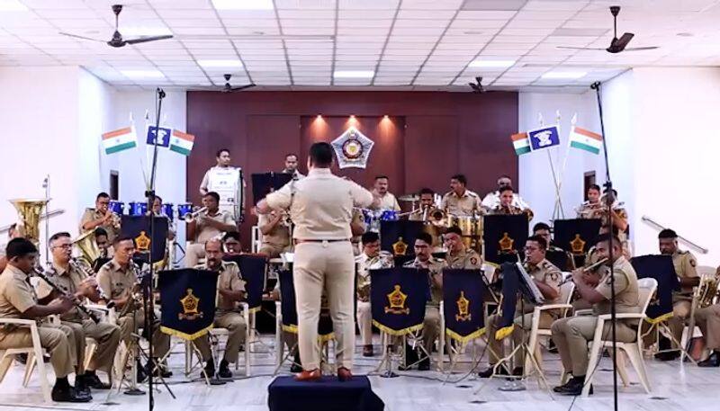 Mumbai Police band playing iconic James Bond theme song wins netizens' hearts-tgy