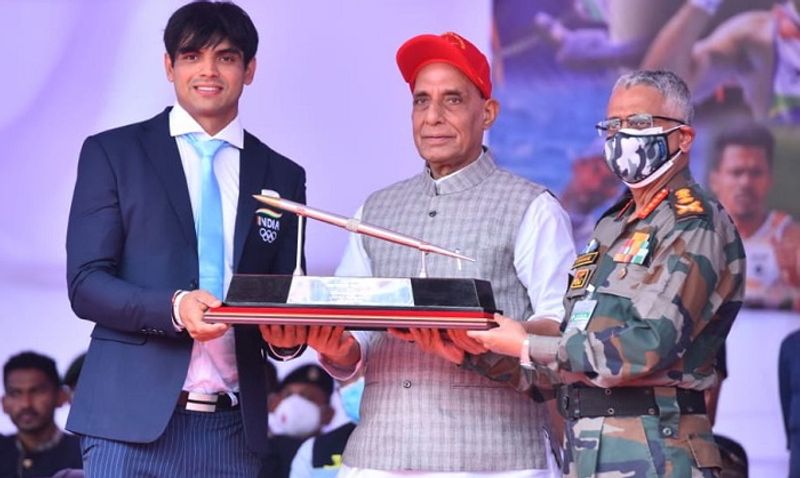 Defense Minister Rajnath Singh Felicitated  Olympic gold medal winner Subedar Neeraj Chopra ckm