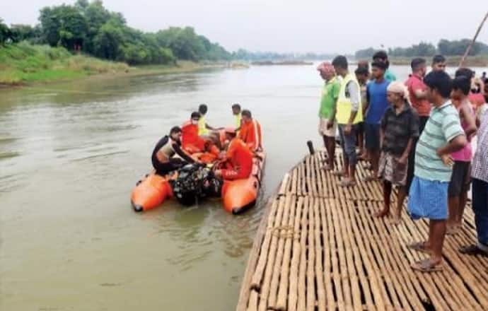 জলে ডুবেছে গ্রামের রাস্তা, বন্যা দুর্গতদের পরিষেবা দিতে গঙ্গাবক্ষে দুয়ারে সরকার শিবির