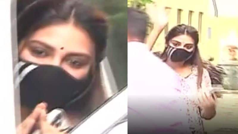 Nusrat Jahan, Yash Dasgupta spotted at hospital leaving for home with baby boy (Video)-SYT