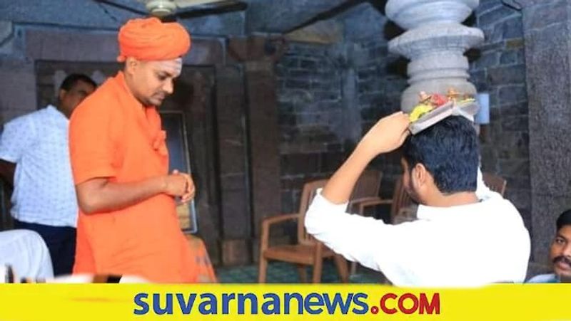 Vinay Guruji holds Gavi Mutt seers foot wear  on the head in koppal snr