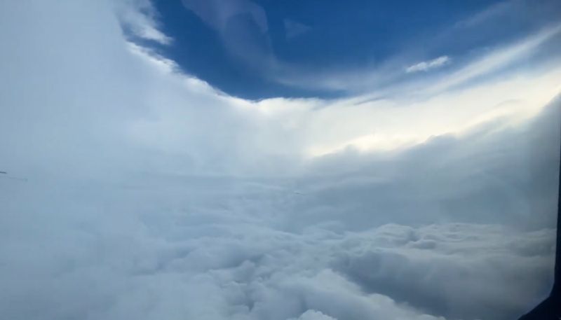 Pilots fly into the eye of Hurricane Ida; watch horrifying video-tgy