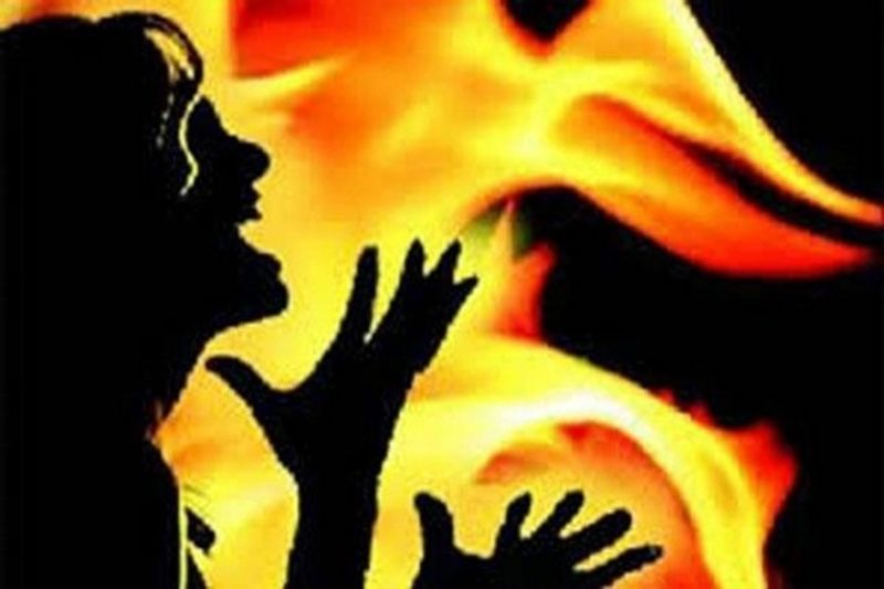 Man sets wife dad brother and kin ablaze 2 dead in Yadgir pod