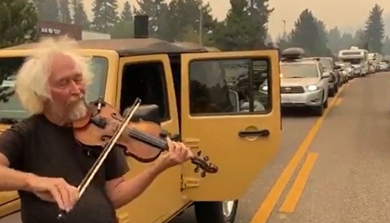 Man plays violin for fire evacuees stuck in traffic