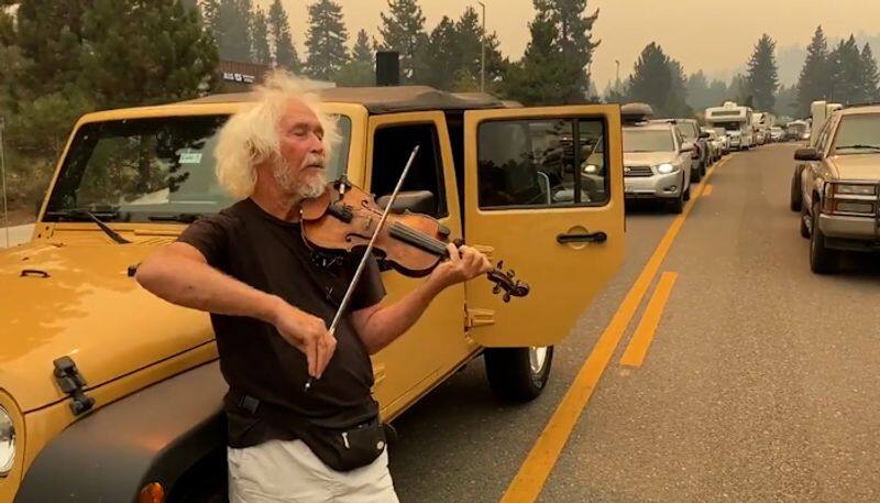 Man calms California fire evacuees stuck in traffic with his soulful violin performance; watch video-tgy