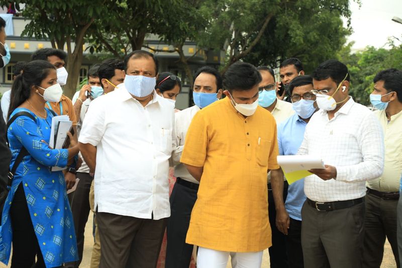 Bengaluru Karnataka Health Minister visits nursing college where 34 students tested positive-dnm