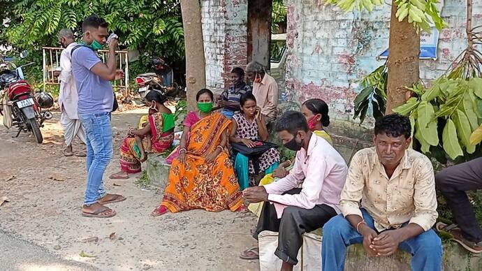 জমি বিবাদের জের, মেয়েকে নিয়ে হাসপাতালে যাওয়ার পথে অপহৃত মা