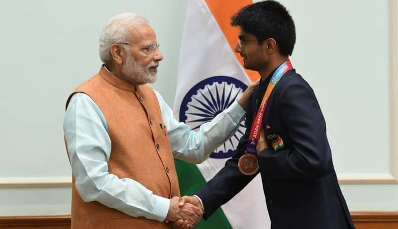 PM Modi calls and wishes Yathiraj Suhas for winning silver medal pod