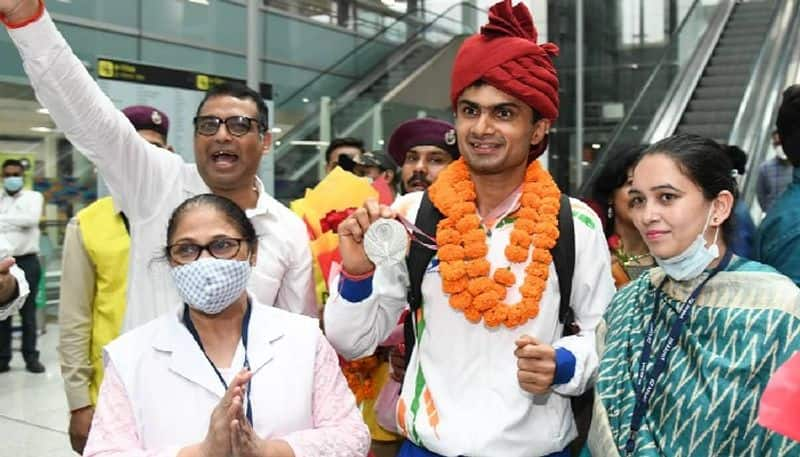 Suhas to Avani Tokyo Paralympics medallist gets grand welcome to home kvn