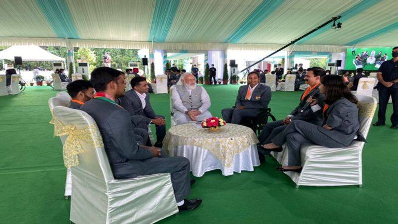 PM Modi Felicitates Paralympians hls