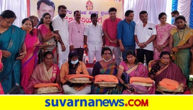 Chitradurga Union Minister A Narayanswamy Offers Bagina to Transgenders hls