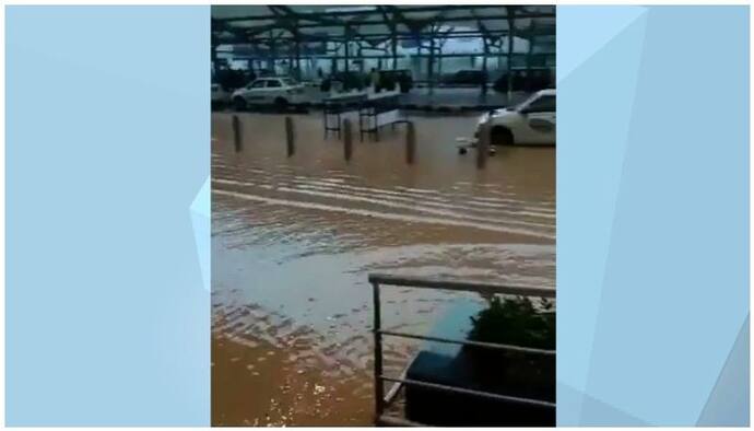 Delhi Rain: ৭৭ বছরে রেকর্ড বৃষ্টি, দিল্লির রাস্তায় সাঁতার কাটছে শিশুরা