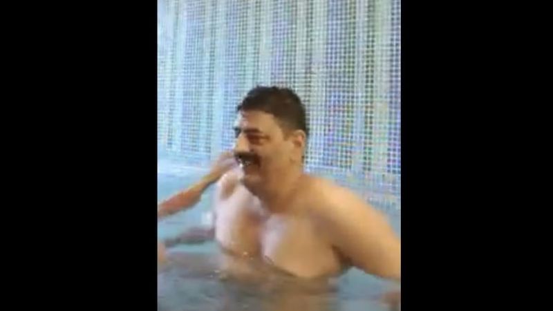 நீச்சல் குளத்தில் பெண் காவலருடன் ...