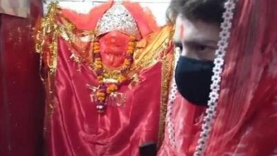 प्रियंका गांधी ने रायबरेली के हनुमान मंदिर में टेका मत्था, पुजारी ने बताया UP जीतने का प्लान..दिया मंत्र