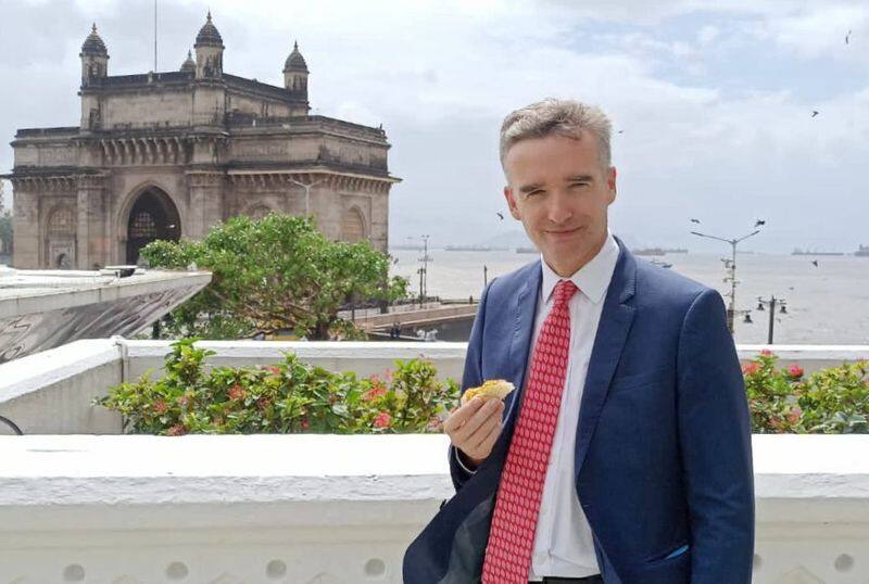 After Dosa British High Commissioner Gets His Hands On Mumbais Vada Pav