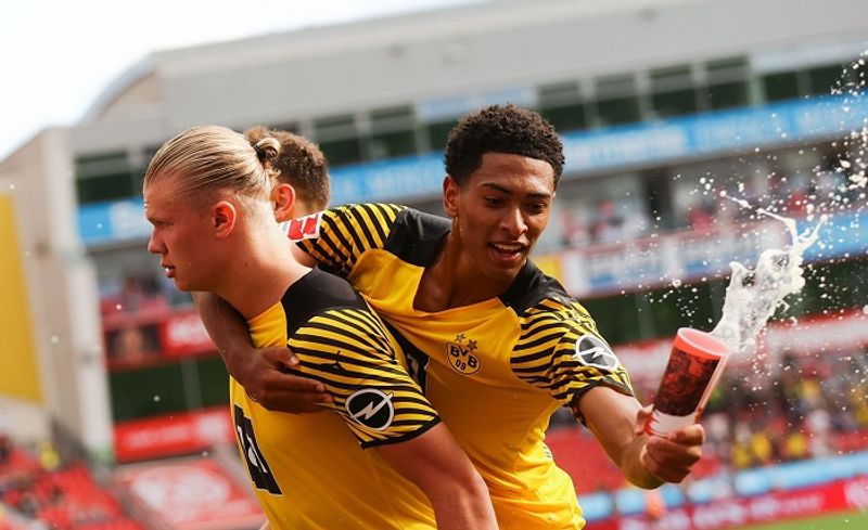 England 18 year old midfielder tasted first beer Thrown By Crowd during game ckm